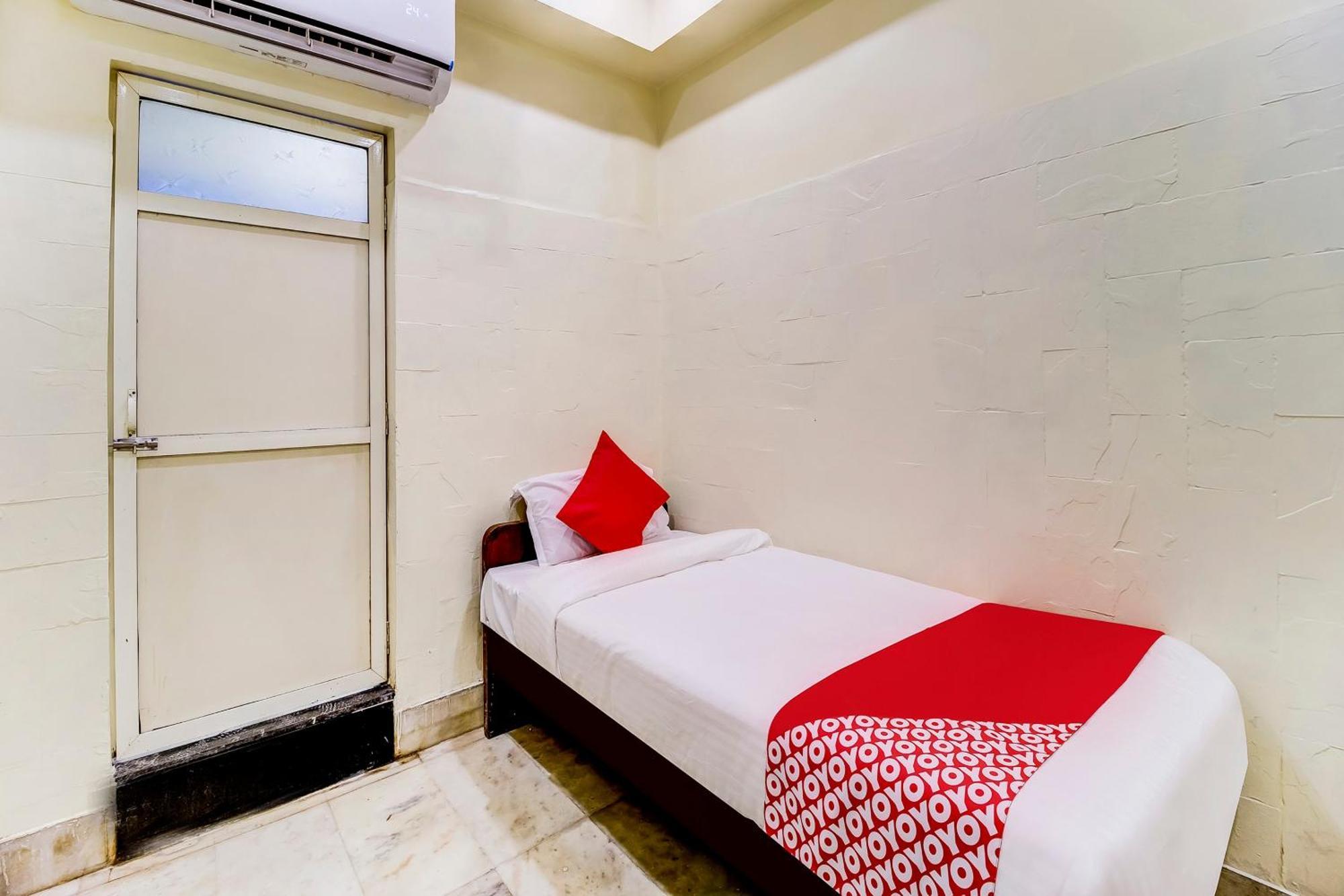 Super Oyo Hotel Dreamland Mumbai Exterior photo